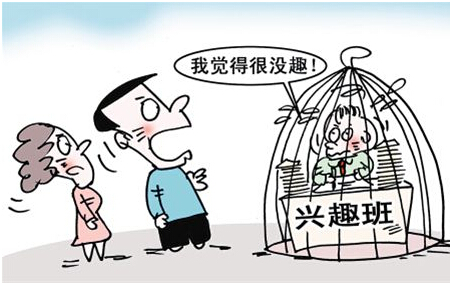 华仔的父亲介绍说:"华仔平时也喜欢呆在家里,看看书,看看报.